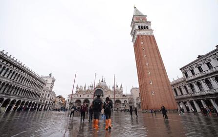 Maltempo a Venezia e la "nuova"£ vita dei turisti  3