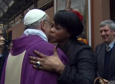 Il Papa saluta i fedeli dopo la messa 2