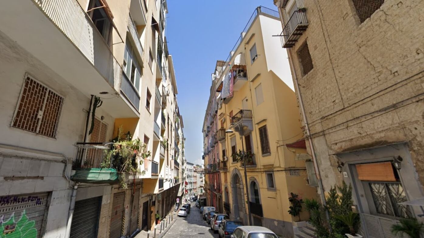 Tentano di rubargli il motorino e lui reagisce: 16enne accoltellato a Napoli