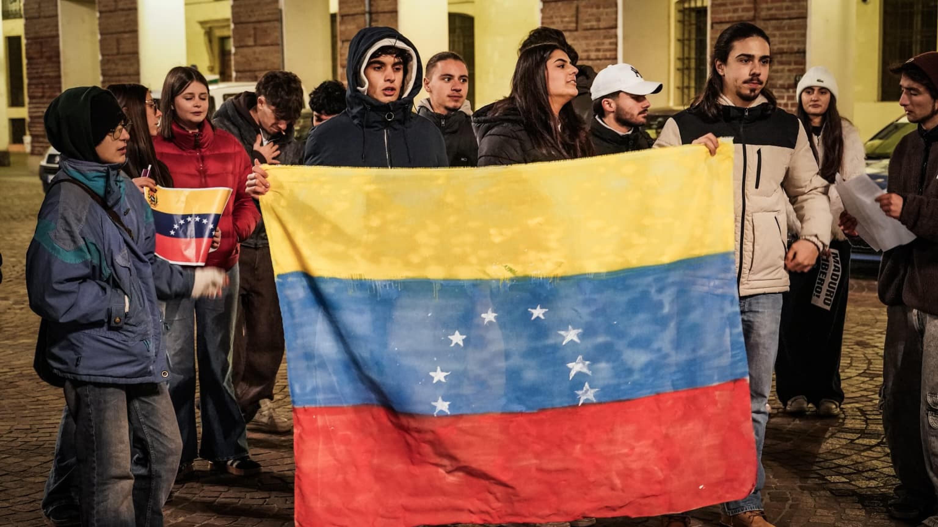 I venezuelani con i vessilli spintonati dai comunisti