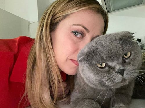 Gli aspetti più privati della Meloni: "Provo indifferenza per mio padre, devo tutto a mia madre"