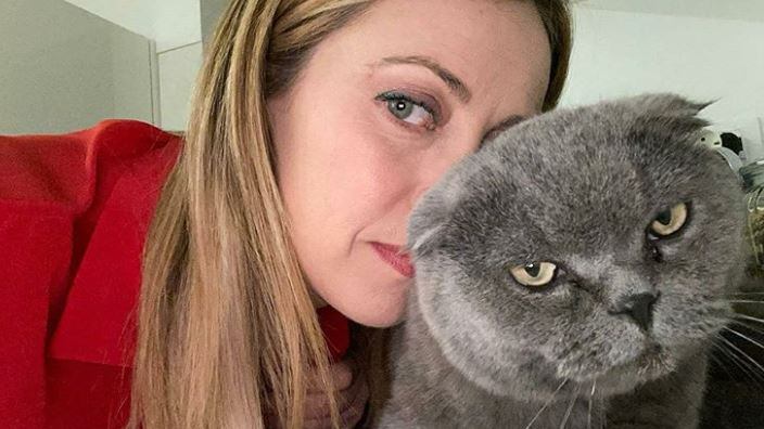 Gli aspetti più privati della Meloni: "Provo indifferenza per mio padre, devo tutto a mia madre"