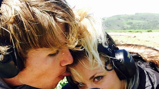 Kaley Cuoco, selfie con fucile su Instagram: critiche dai fan