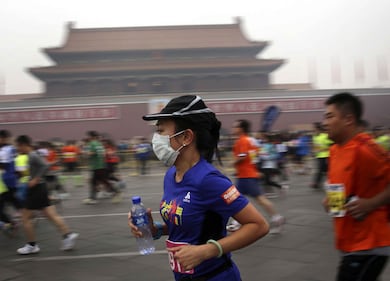 Pechino e smog: maratona si corre  con le mascherine 7