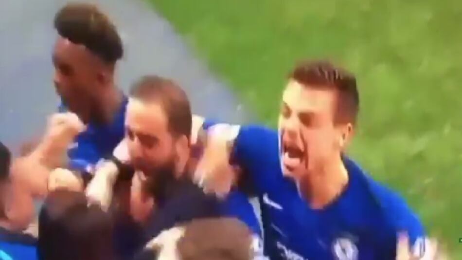 Higuain torna al gol ed esulta tra i seni di una tifosa