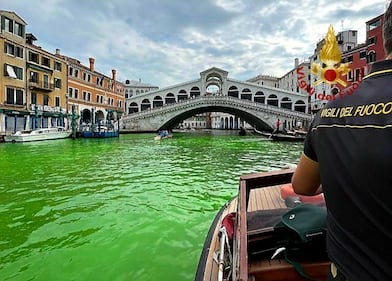 A Venezia l'acqua del Canal Grande diventa verde: le immagini 1