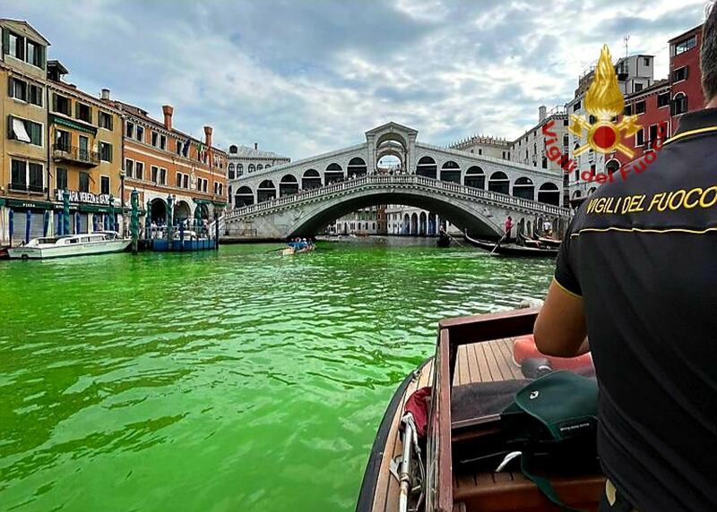 A Venezia l'acqua del Canal Grande diventa verde: le immagini 1