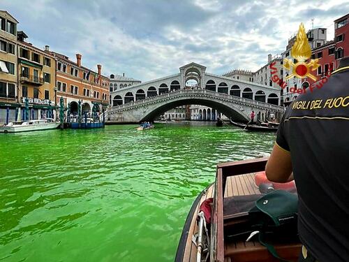 A Venezia l'acqua del Canal Grande diventa verde fluo: le immagini