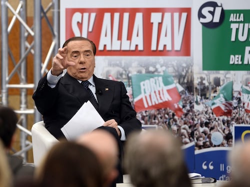 Berlusconi adesso lancia protesta dei gilet azzurri: "Basta tasse ai cittadini"