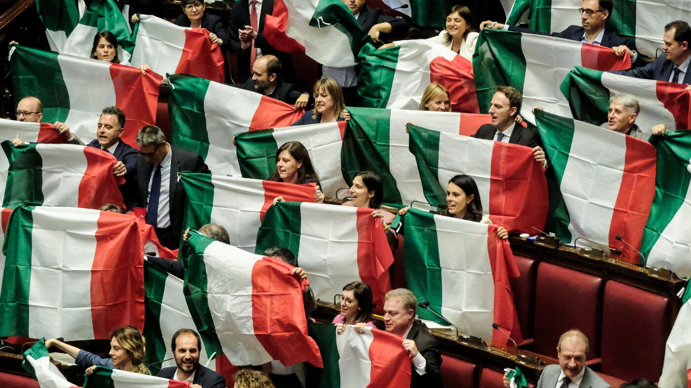 Autonomia, bagarre delle opposizioni tra inno e bandiere
