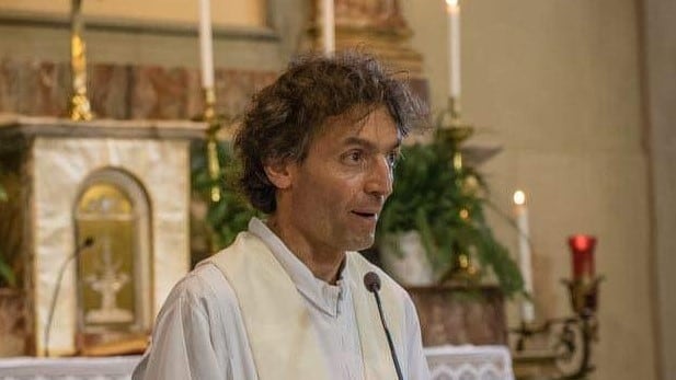 Vaticano, via libera alla beatificazione di Don Roberto Malgesini: chi era il prete ucciso da un senzatetto