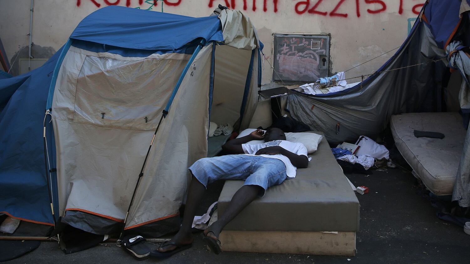 Il Pd trasforma i locali del mini-municipio in centro d'accoglienza