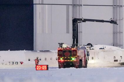Le immagini choc dell'aereo capovolto sulla pista d'atterraggio a Toronto 4
