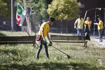 Rifiuti, i militanti dem puliscono le strade di Roma 5
