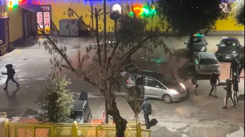 Violenza, spranghe, colpi: ecco il video dell'aggressione ai giovani di destra