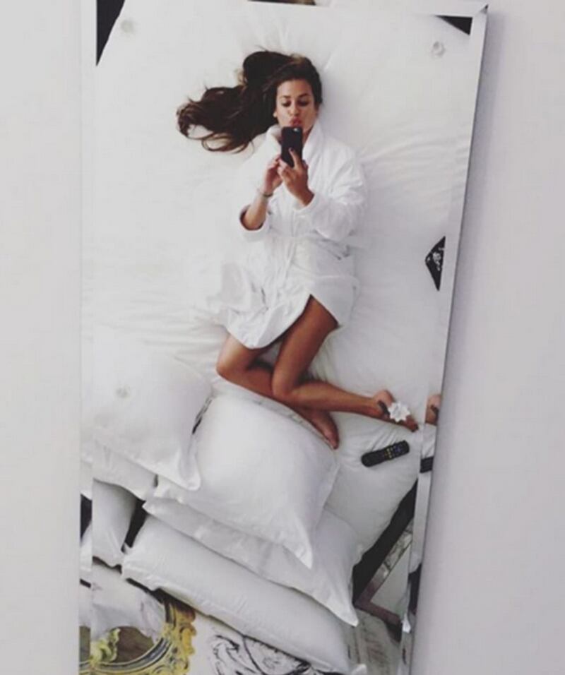 Kourtney Kardashian lancia la moda del selfie dall'alto 9