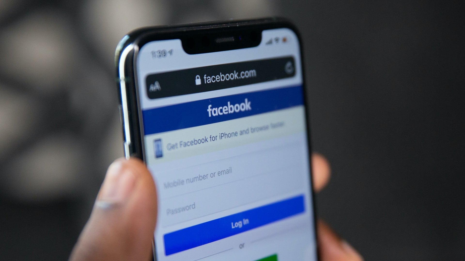 Facebook si arrende alla "lobby trans" e sdogana i capezzoli