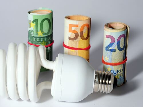 Bollette, ecco quanto costa alle famiglie un anno di corrente elettrica
