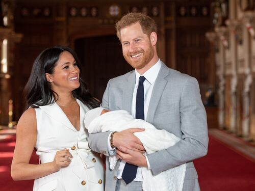 Meghan Markle, Buckingham Palace la mette sotto tutela: "Nel dubbio non parlare"