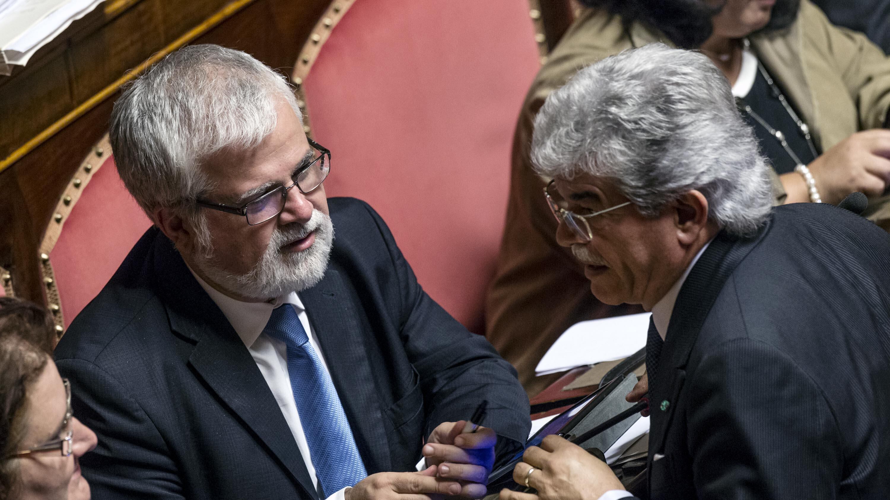 Orellana salva il governo. I suoi ex compagni grillini: "Verme, che schifo di uomo"