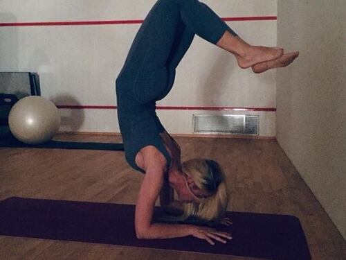 Ilary Blasi pazza per lo yoga. Totti la provoca: "Ti ritrovo così?"