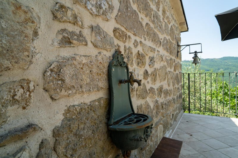 Le foto della casa offerta alla famiglia nel bosco 6