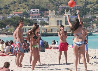 Voglia di mare: a Ostia si torna già in spiaggia 1