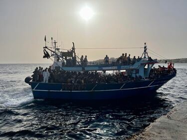Maxi sbarco a Lampedusa: in 265 su un vecchio pescherecchio 5