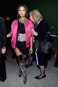 Nicki Minaj fuori di seno alla Paris Fashion Week 24
