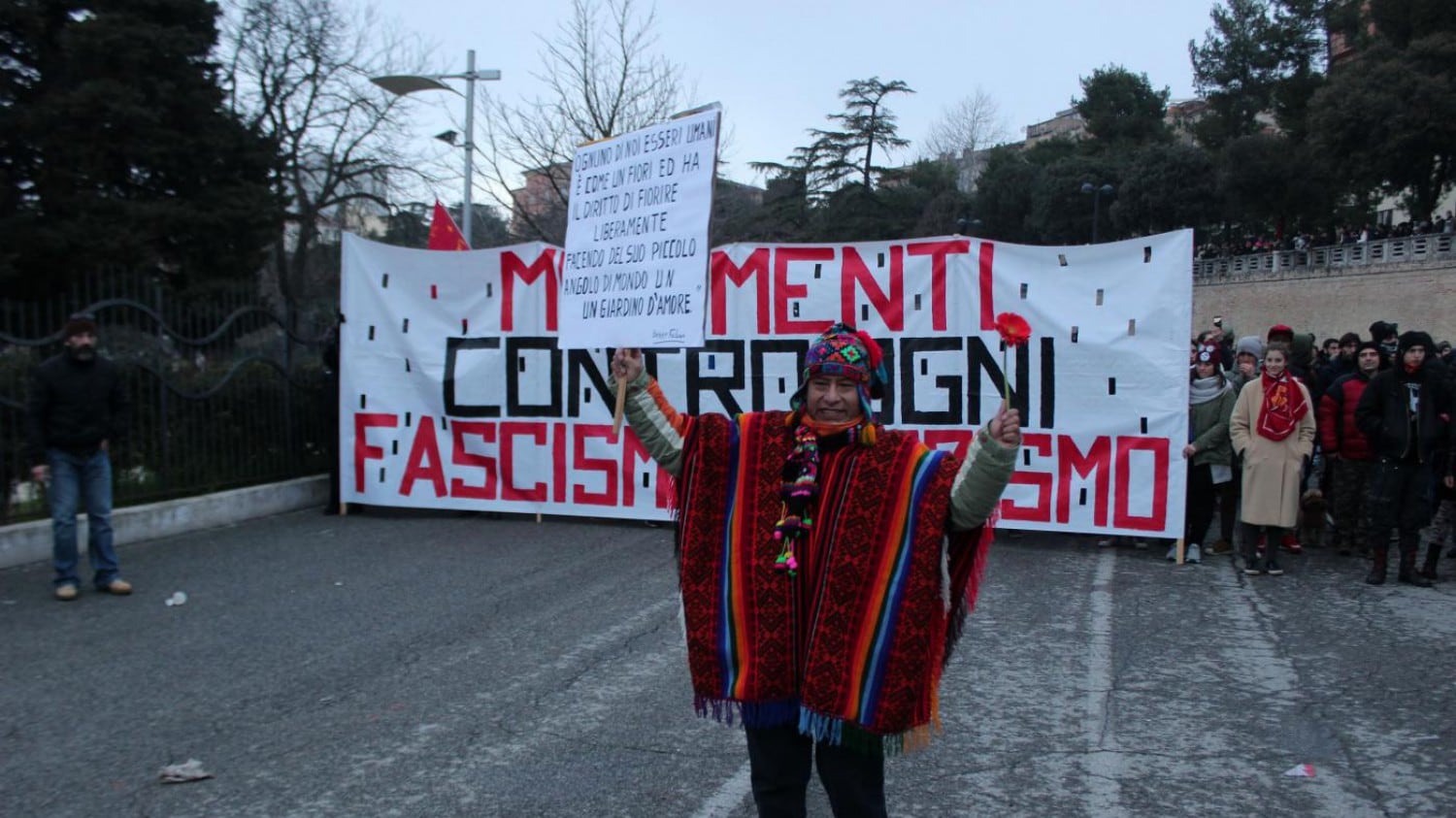 Antifascisti di professione. In piazza cori anti foibe
