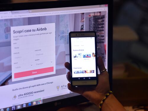 Lascia recensione negativa su Airbnb: la struttura invia alla moglie foto con l'amante