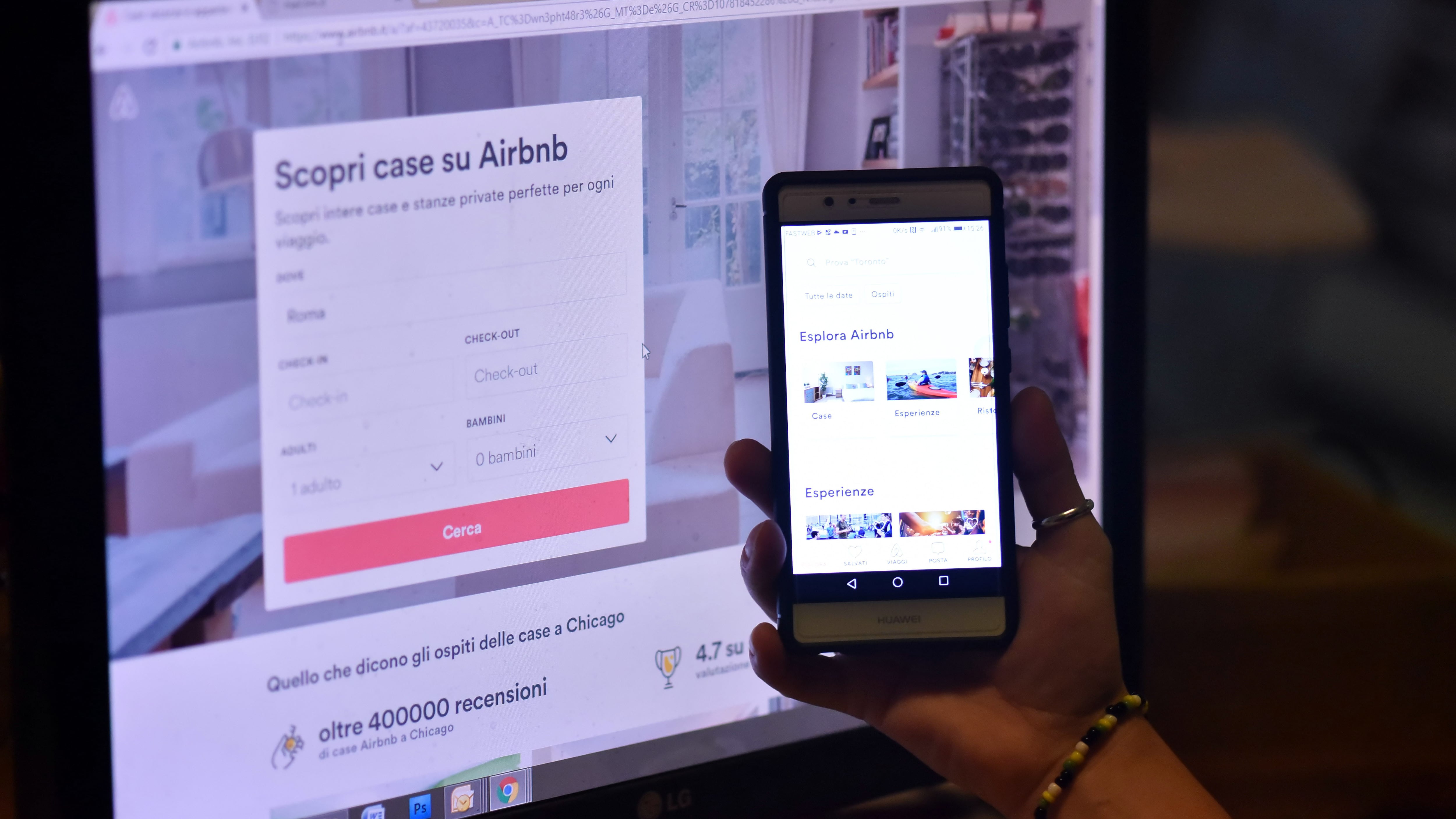 Lascia recensione negativa su Airbnb: la struttura invia alla moglie foto con l'amante