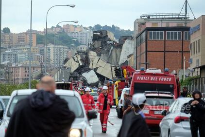Macerie e macchine schiacciate: le foto 8