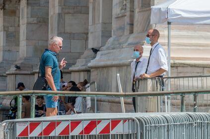 Panico in Duomo a Milano: straniero armato di coltello prende in ostaggio una guardia e la fa inginocchiare 7
