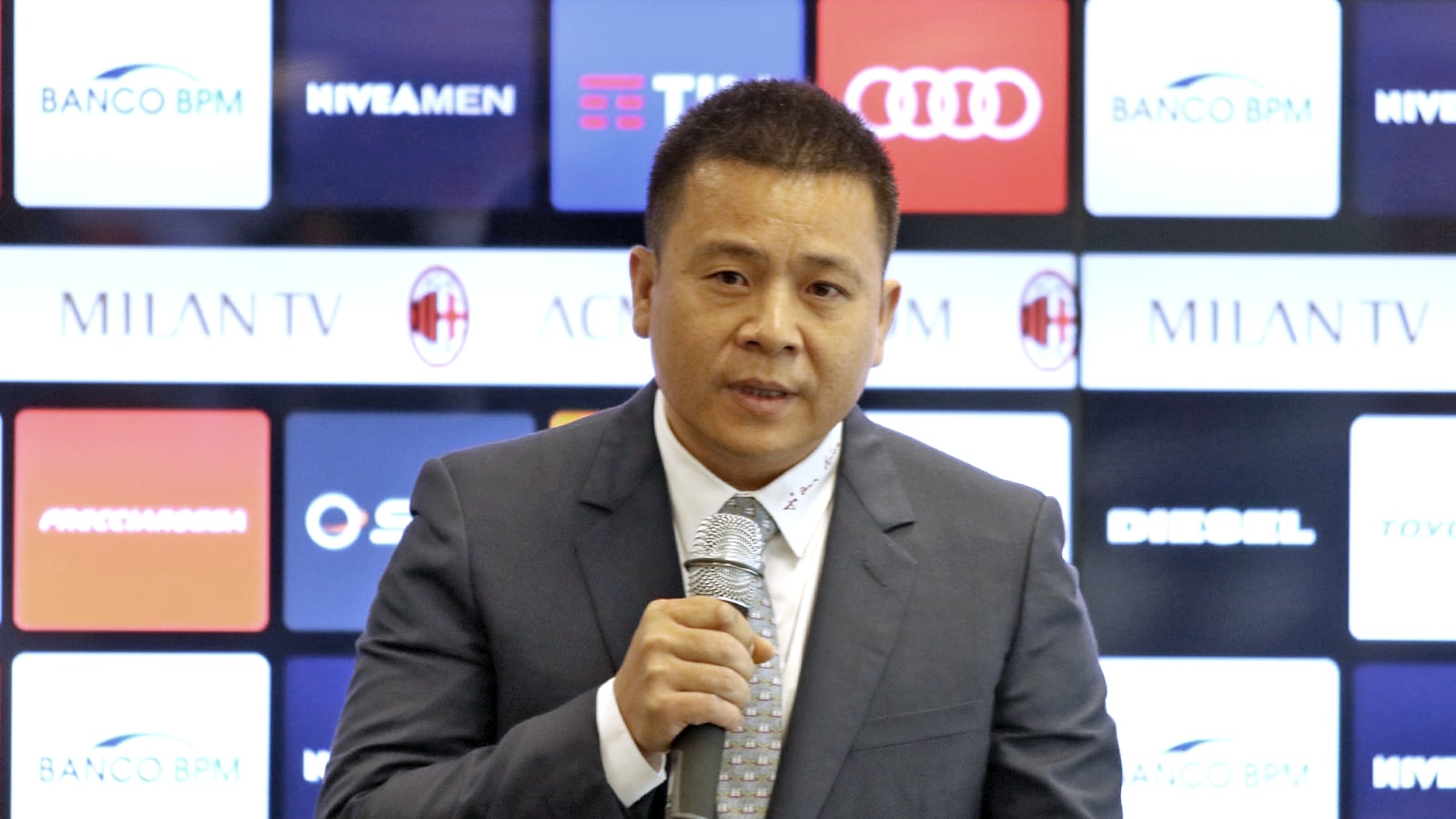 Yonghong Li, addio con veleno: "Elliott è un fondo avvoltoio"