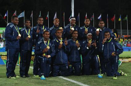 Olimpiadi, oro storico per le isole Fiji: la squadra di rugby in ginocchio sul podio per la principessa Anna 3