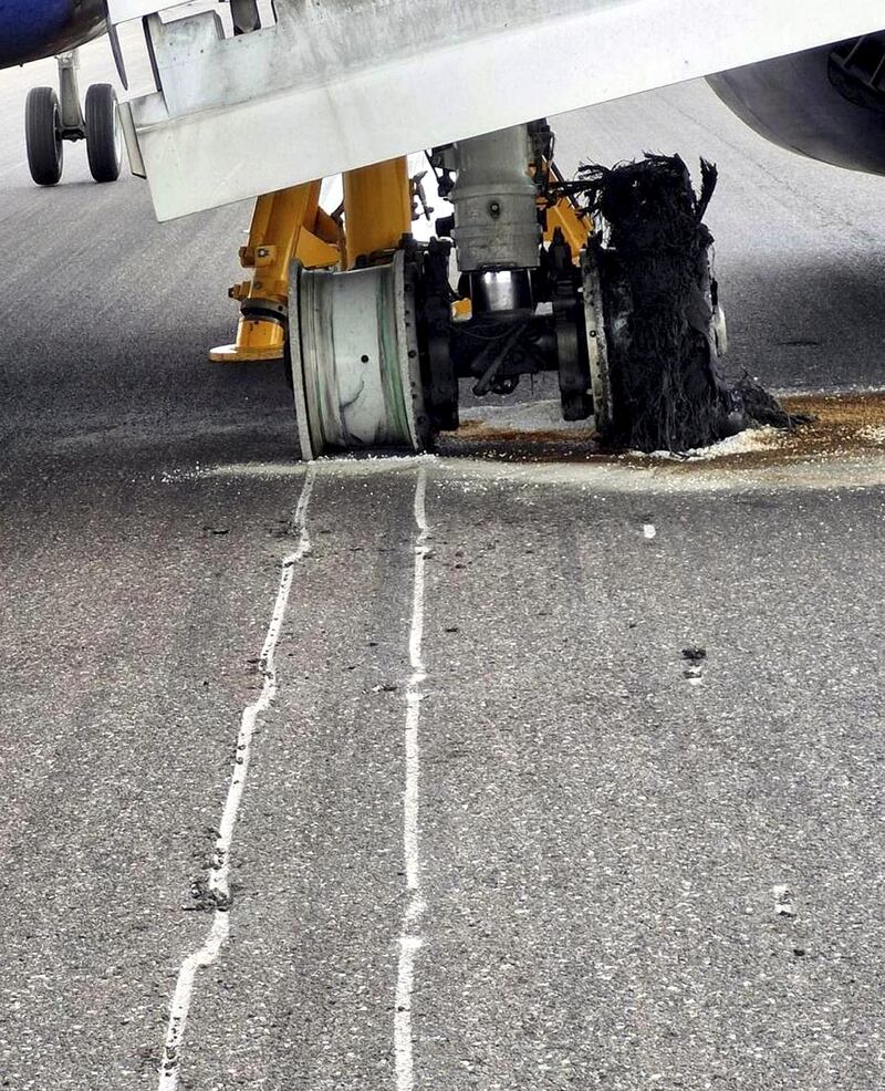 Esplodono pneumatici in atterraggio: volo Ryanair fermo in pista a Orio al Serio 2