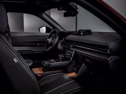 Mazda MX-30 R-EV, l’elettrica con il range extender: guarda le foto