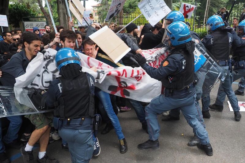 Salvini contestato a Bologna: uova e carciofi contro la polizia 10