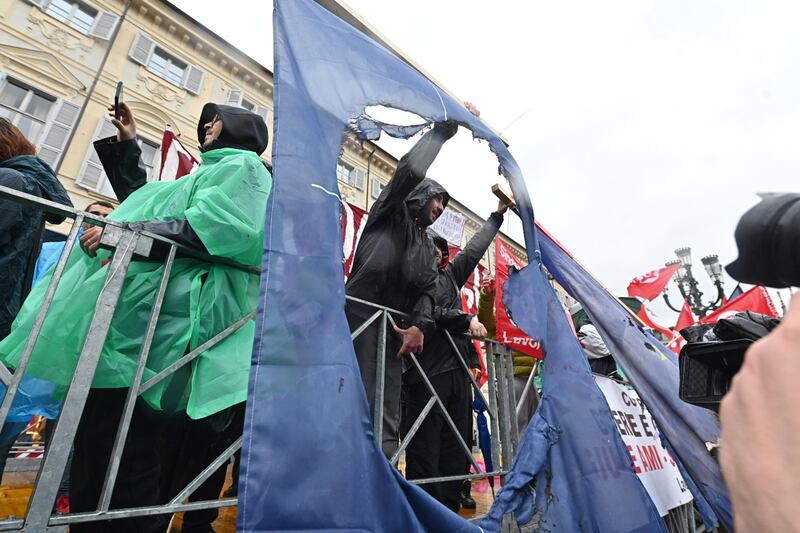 I soliti centri sociali bruciano le bandiere in piazza a Torino 3