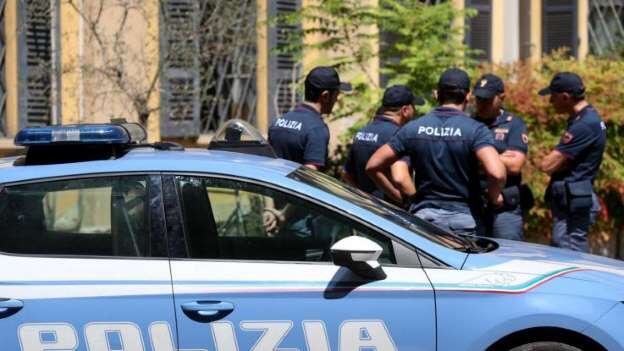 Parma, pesta la ex e sfonda porta servizi sociali: arrestato macedone