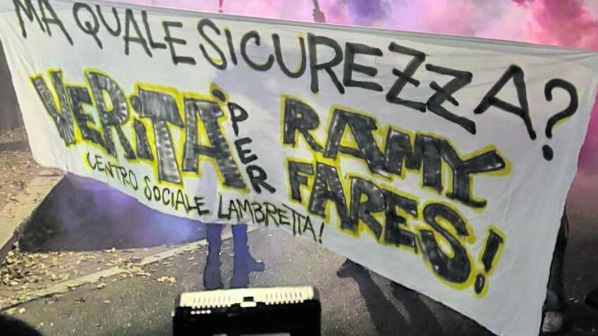 Corvetto, fiaccolata per Ramy. E il quartiere ora fischia il Pd