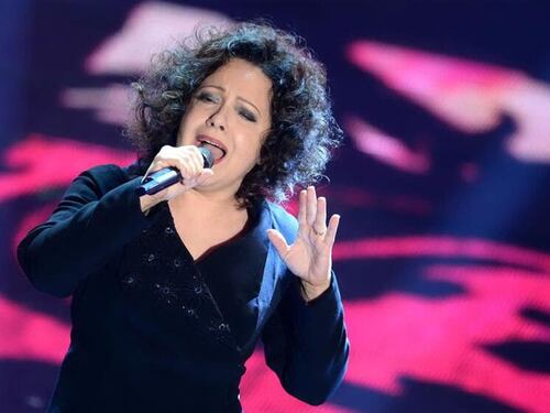 Antonella Ruggiero sfila con le sardine. I social: "Ma pensa a cantare"