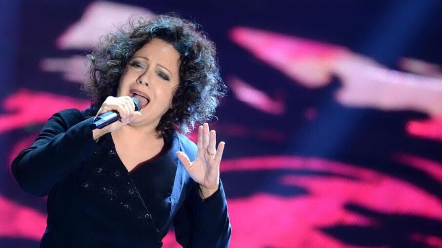 Antonella Ruggiero sfila con le sardine. I social: "Ma pensa a cantare"