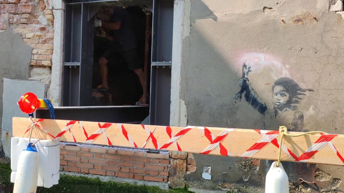 Banca Ifis, completata con successo la messa in sicurezza dell’opera The Migrant Child di Banksy
