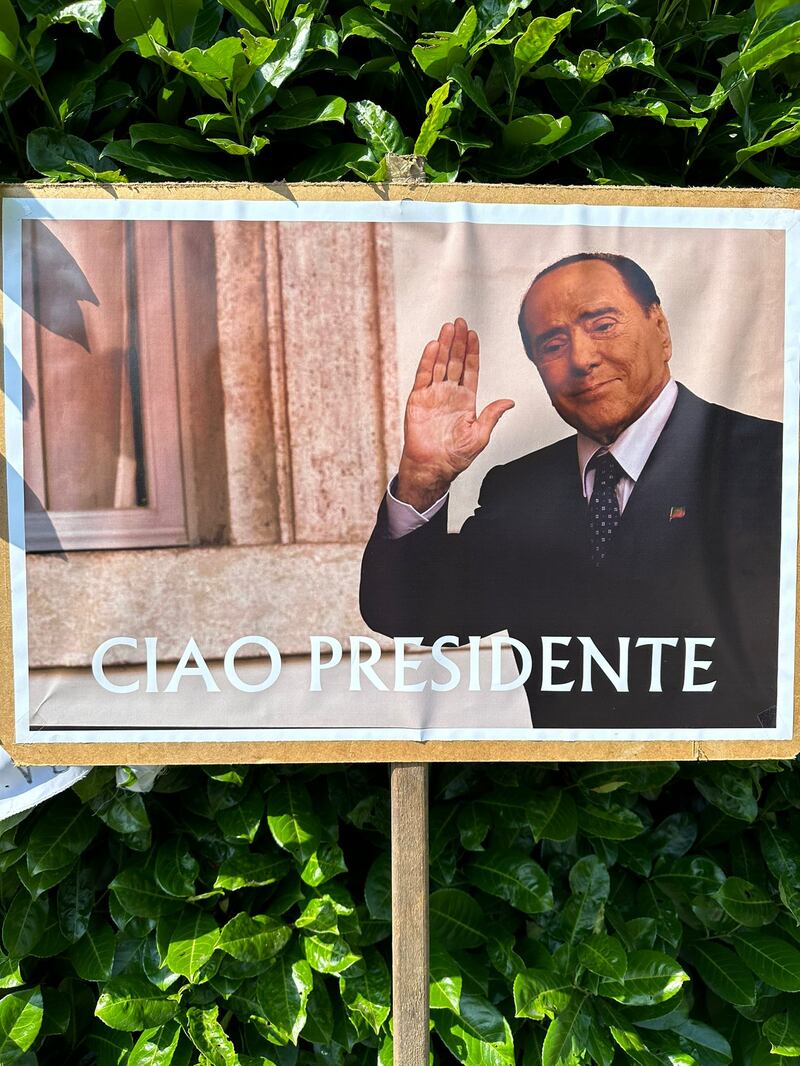Una foto di Silvio Berlusconi con la scritta "Ciao Presidente", ad Arcore il 12 giugno 2023