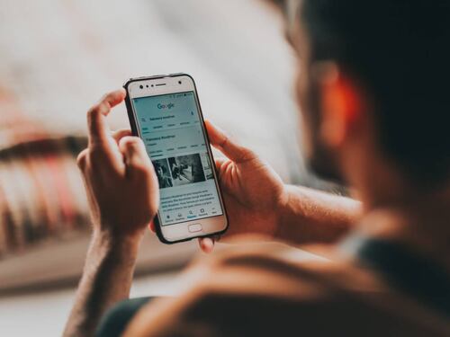 Cosa sono le app spia e come scoprirle sullo smartphone