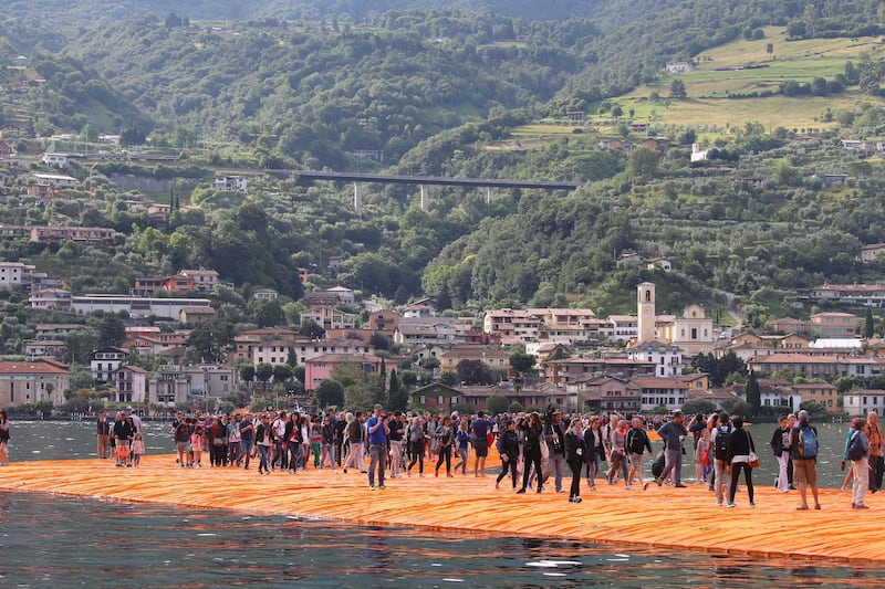 La passerella dorata di Christo che fa camminare sulle acque 11