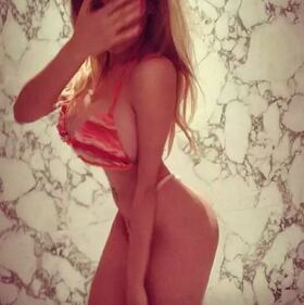 Charlotte Caniggia, lato B da urlo nella spa 6