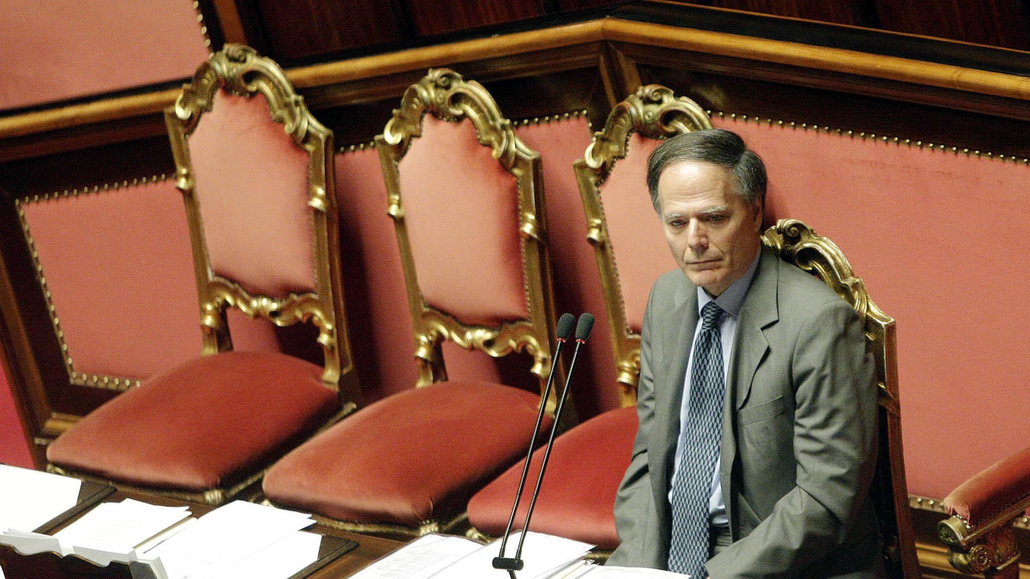 Moavero: "Sono antifascista"Via la scrivania di MussoliniIl ministro: motivi di spazio